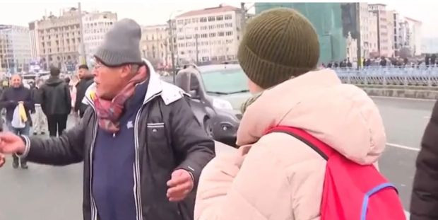 Galata K&ouml;pr&uuml;s&uuml;'nde akılalmaz olay! "Veganım" diyerek balıkları denize d&ouml;kt&uuml; - Resim : 1