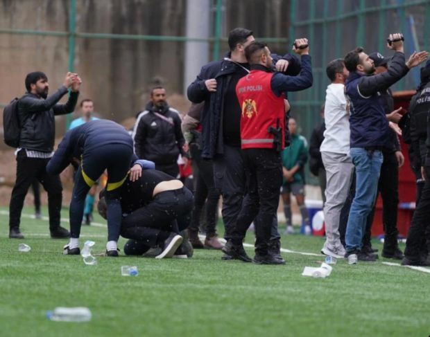 Fenerbahçe'ye çirkin saldırı! Teknik direktör yaralandı: "İnşallah buradan sağ salim çıkarız" - Resim : 1