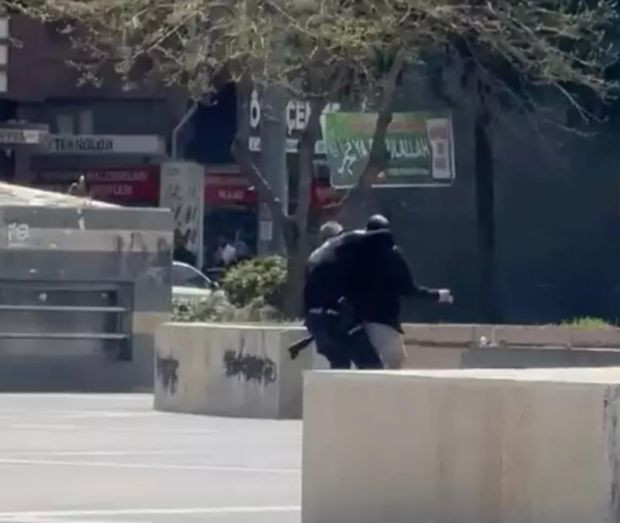 Diyarbakır'daki meydanda silah sesleri! Polis üzerine atladı - Resim : 1