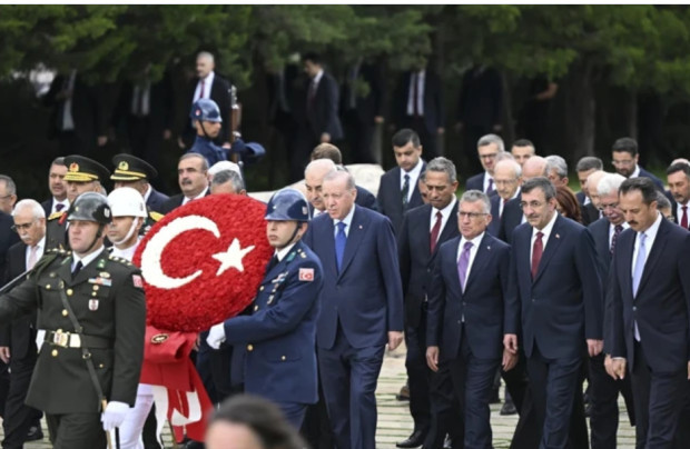 Cumhurbaşkanı Erdoğan başkanlığındaki devlet erkanı Anıtkabir'i ziyaret etti - Resim : 1