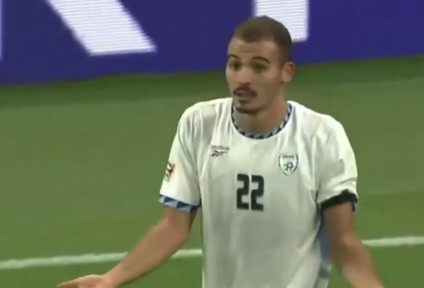 İsrailli futbolcudan skandal gol sevinci! Korner direğini silah yapıp sahayı taradı - Resim : 1