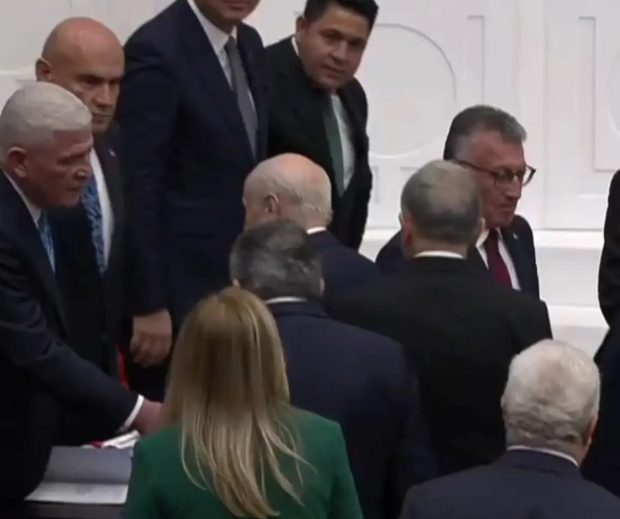 Tokalaşmaları gündem oldu! "Yeni bir şeyin başlangıcı mı" sorusuna Devlet Bahçeli'den dikkat çeken yanıt - Resim : 2