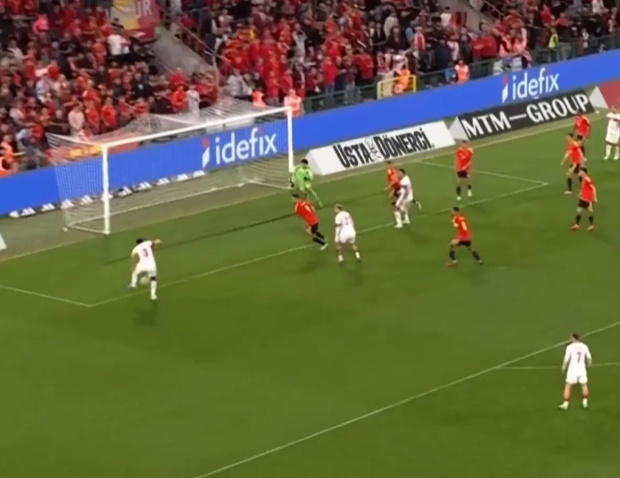 Milli Takımda Merih Demiral zoru başardı! Resmen saç baş yoldurdu - Resim : 1