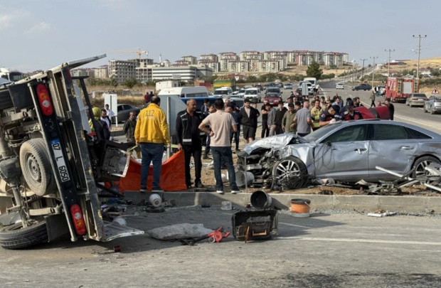 MHP'li Zuhal Karakoç'un bulunduğu araç kaza yaptı! Ölü ve yaralılar var - Resim : 2