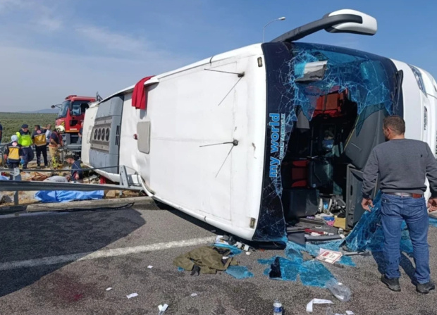 Manisa&rsquo;da katliam gibi kaza! 11 &ouml;l&uuml;, 27 yaralı - Resim : 1