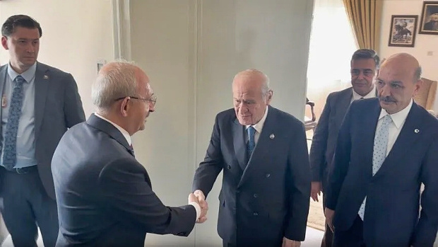 TBMM'de sürpriz görüşme: MHP lideri Bahçeli, CHP lideri Kılıçdaroğlu ile bir araya geldi - Resim : 1