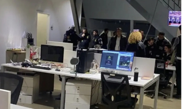Halk TV'ye kayyum atandı! Mali şube ekipleri Halk TV binasında arama yapıyor - Resim : 1