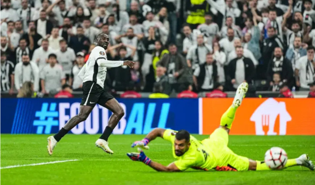 Beşiktaş 10 kişi kaldığı maçta Crystal Palace ile 2-2 berabere kaldı - Resim : 1