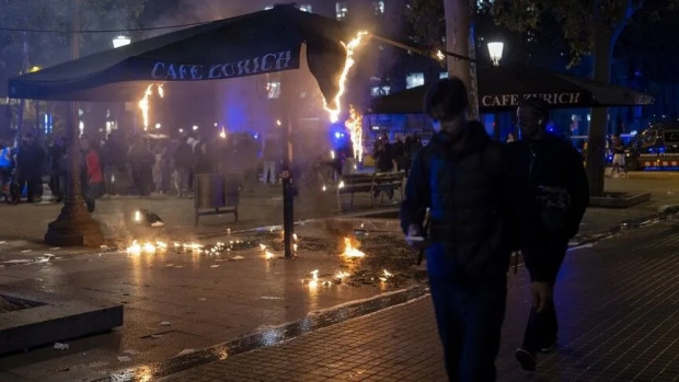 Fransa'nın ardından İspanya da karıştı: Barselona'da ''Öfkeli Liseliler'' dehşeti! - Resim : 2