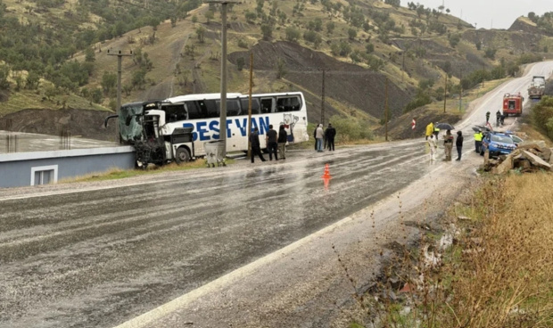 Korkun&ccedil; kaza! Yolcu otob&uuml;s&uuml; tırla &ccedil;arpıştıktan sonra eve &ccedil;arparak durabildi - Resim : 1