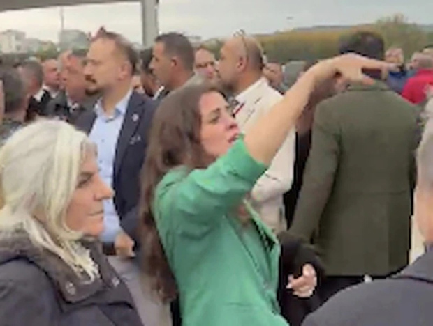 İstanbul'da CHP'liler ile YENİ Parti'liler arasında sözlü kavga - Resim : 1