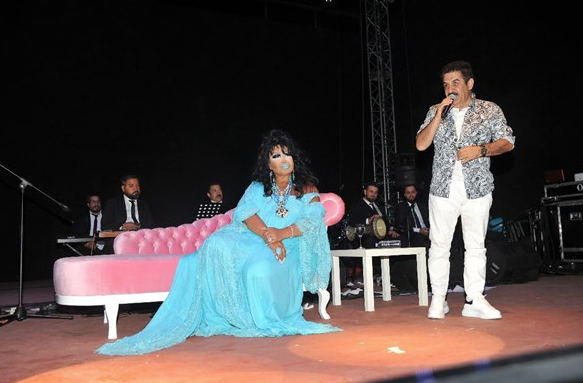 Bülent Ersoy'un dudak uçuklatan elbisesi paramparça oldu - Resim: 1