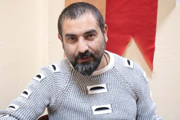 Depremleri önceden bilip sosyal medyadan paylaşıyor! - Resim: 1