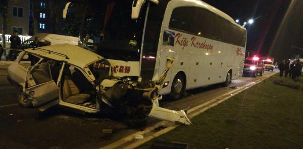Yolcu otobüsü otomobile çarptı: 3 ölü - Resim: 1