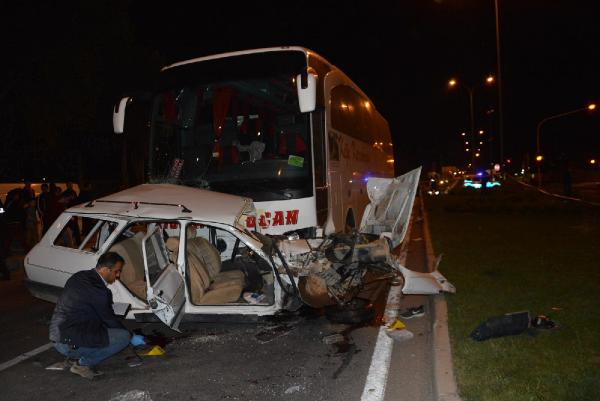 Yolcu otobüsü otomobile çarptı: 3 ölü - Resim: 2