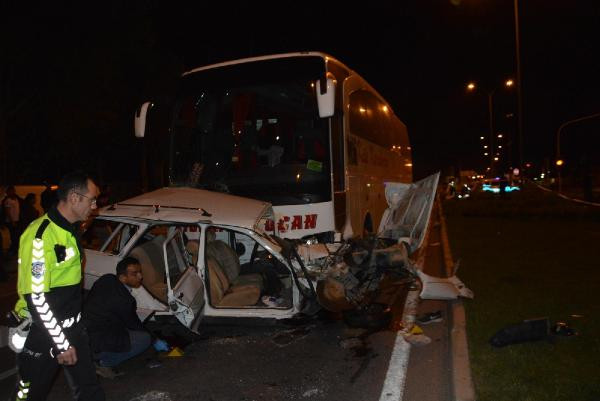 Yolcu otobüsü otomobile çarptı: 3 ölü - Resim: 3
