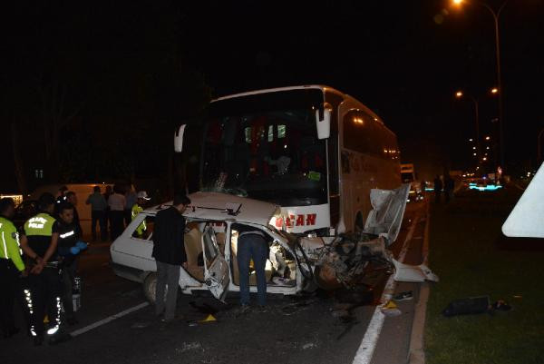 Yolcu otobüsü otomobile çarptı: 3 ölü - Resim: 4